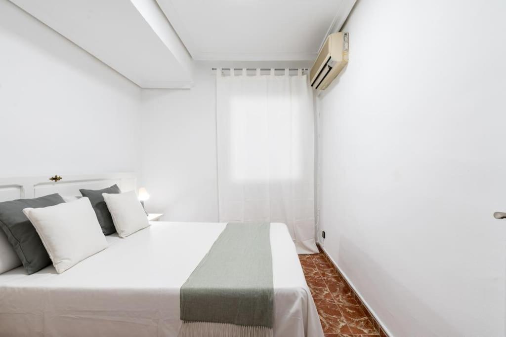 Santa Justa Urban Apartment Севілья Екстер'єр фото