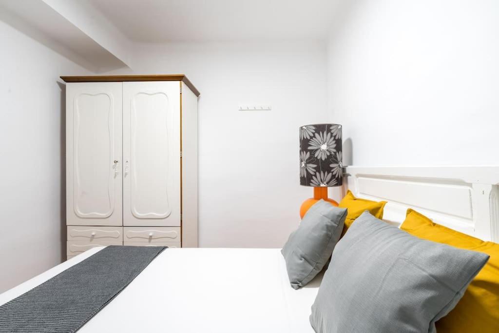 Santa Justa Urban Apartment Севілья Екстер'єр фото